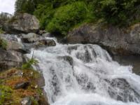 Donnernde Isel Kaskaden unterhalb einer Felskanzel - Umbal Wasserfälle